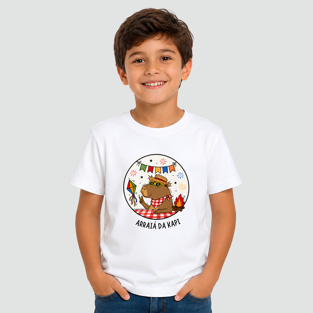 menino vestindo camiseta branca capivara arraiá junina