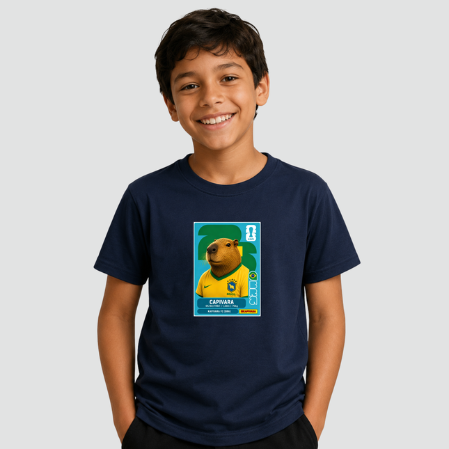 Menino usando camiseta infantil azul marinho com estampa de capivara estilo figurinha colecionável do Brasil
