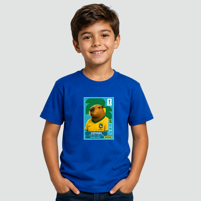 Menino usando camiseta infantil azul royal com estampa de capivara estilo figurinha da copa vestindo camisa do Brasil