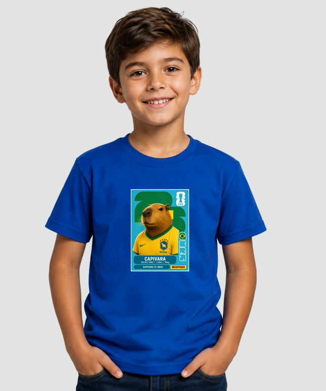 Menino usando camiseta infantil azul royal com estampa de capivara estilo figurinha da copa vestindo camisa do Brasil