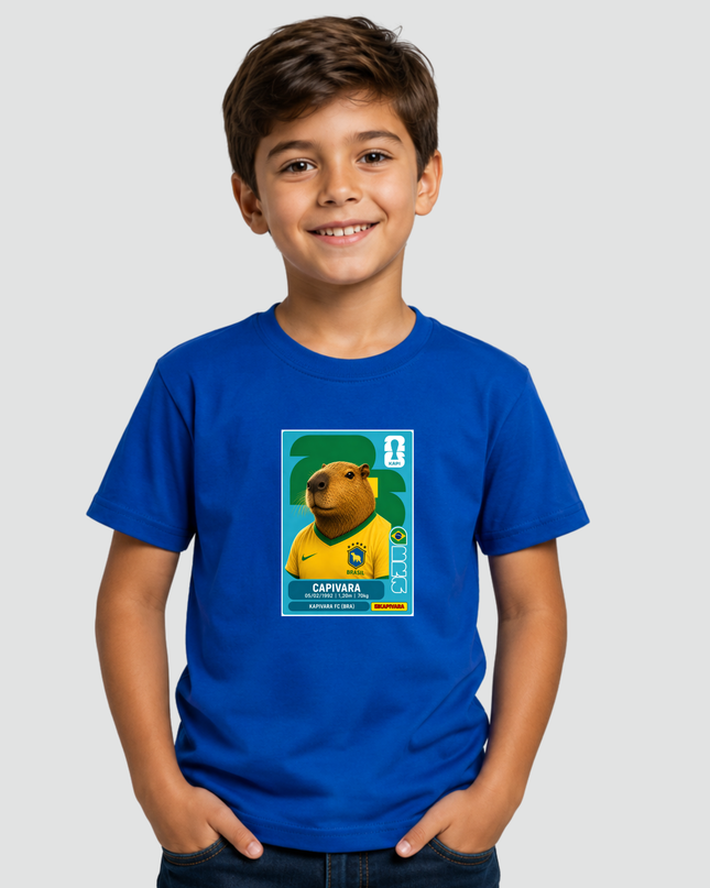 Menino usando camiseta infantil azul royal com estampa de capivara estilo figurinha da copa vestindo camisa do Brasil