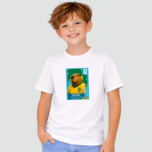Menino usando camiseta infantil branca com estampa de capivara inspirada em figurinha da Copa do Mundo