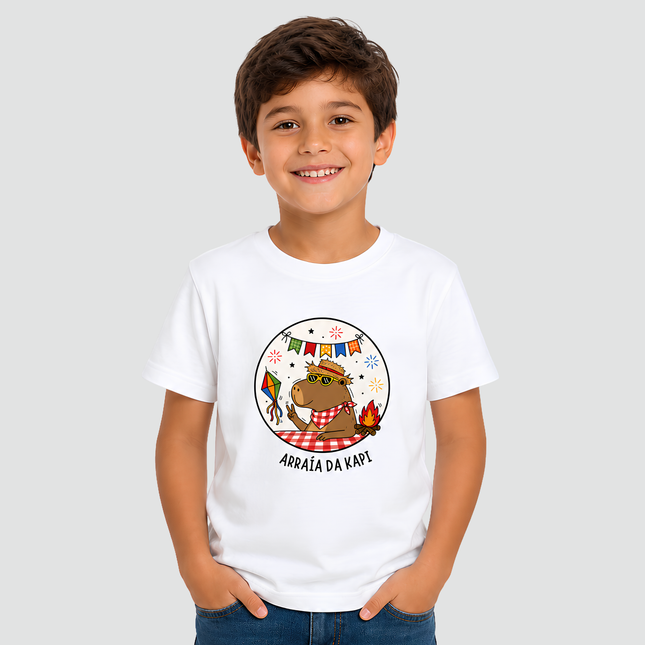 Menino usando Camiseta Infantil Capivara Arraiá da Kapi Festa Junina branca.