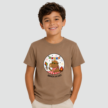 Menino usando Camiseta Infantil Capivara Arraiá da Kapi Festa Junina cappuccino.