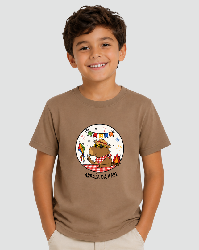 Menino usando Camiseta Infantil Capivara Arraiá da Kapi Festa Junina cappuccino.