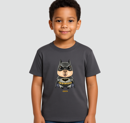 menino usando camiseta infantil capivara heroi batman