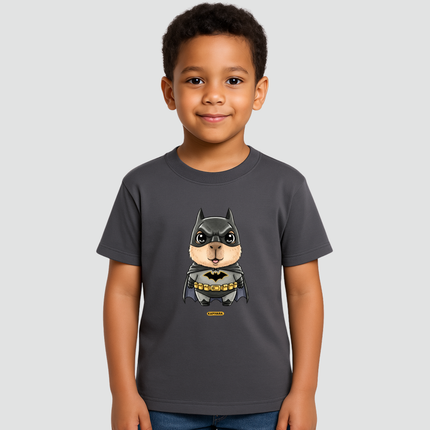 menino usando camiseta infantil capivara heroi batman