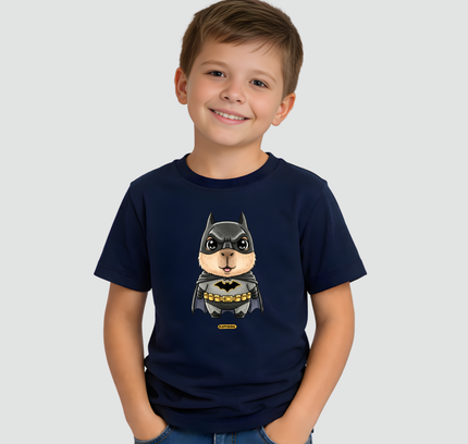 menino usando camiseta infantil capivara heroi noturno azul marinho