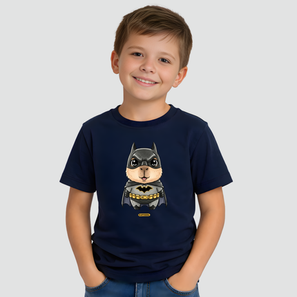 menino usando camiseta infantil capivara heroi noturno azul marinho