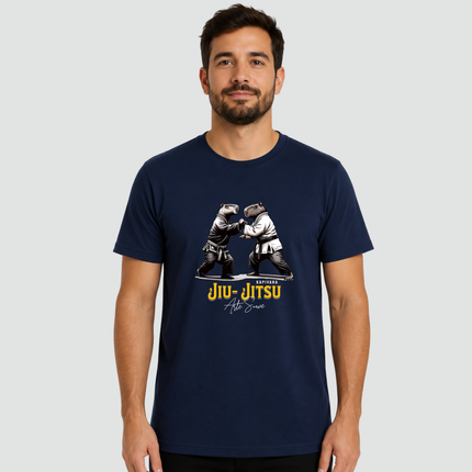Homem usando Camiseta Adulto Capivara Jiu-Jitsu Arte Suave na cor azul marinho.
