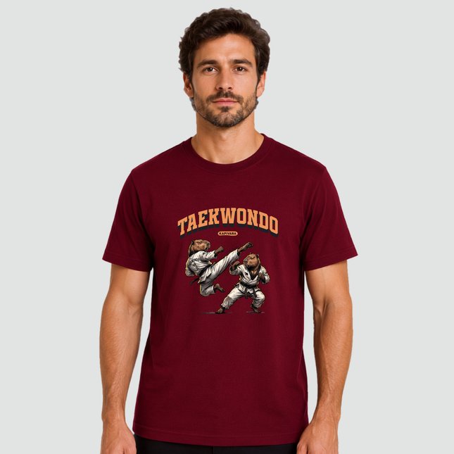Homem usando camiseta bordô com estampa Capivara Taekwondo