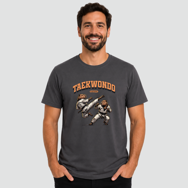 Homem usando camiseta cinza chumbo com estampa Capivara Taekwondo.
