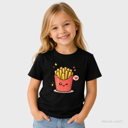 Menina usando camiseta infantil preta Malha Light com estampa de batata frita cute