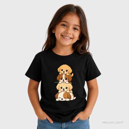 Menina usando camiseta infantil preta Malha Light com estampa de cachorrinhos cute