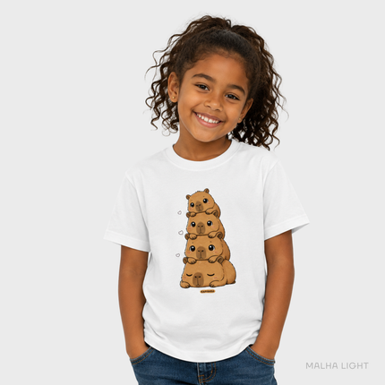 Menina usando camiseta infantil branca Malha Light com estampa de capivaras cute