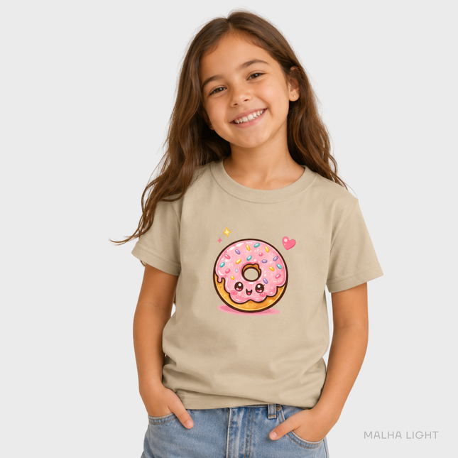 Menina usando camiseta infantil areia Malha Light com estampa de donut cute