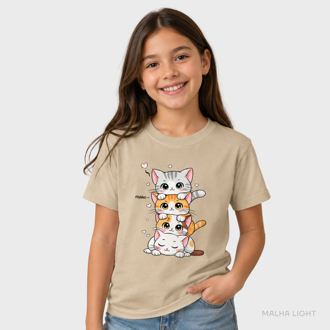 Menina usando camiseta infantil areia Malha Light com estampa de gatinhos cute