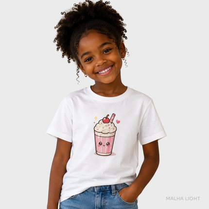 Menina usando camiseta infantil branca Malha Light com estampa de milkshake cute