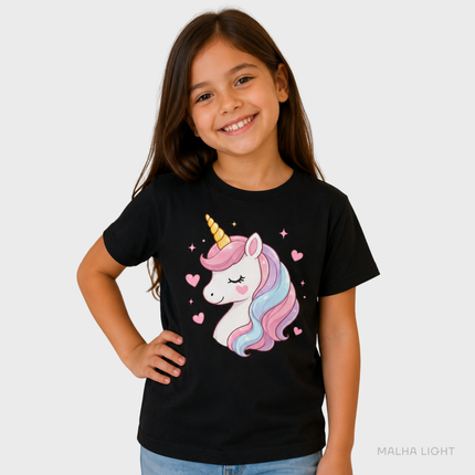 Menina usando camiseta infantil preta Malha Light com estampa de unicórnio cute