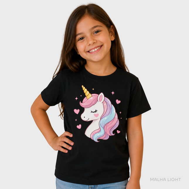 Menina usando camiseta infantil preta Malha Light com estampa de unicórnio cute