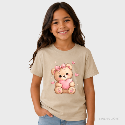 Menina usando camiseta infantil areia Malha Light com estampa de ursinho cute