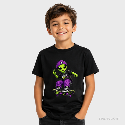 Menino usando camiseta infantil preta Malha Light com estampa alienígena skatista
