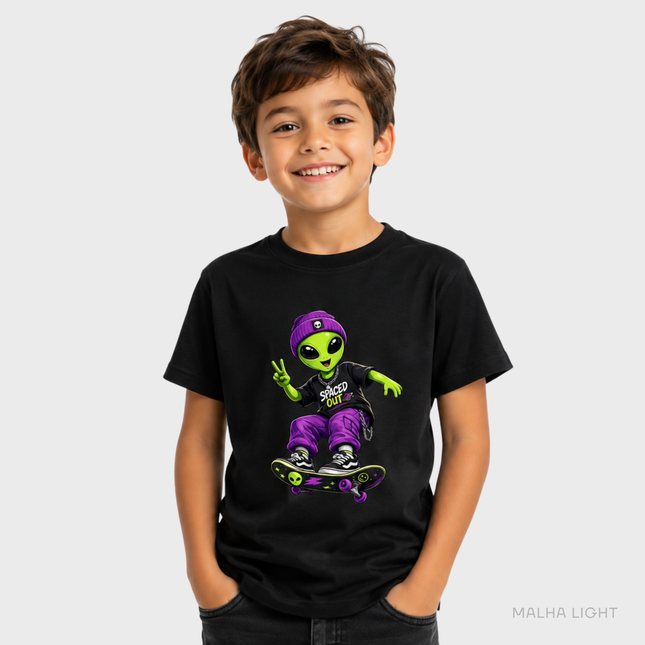 Menino usando camiseta infantil preta Malha Light com estampa alienígena skatista