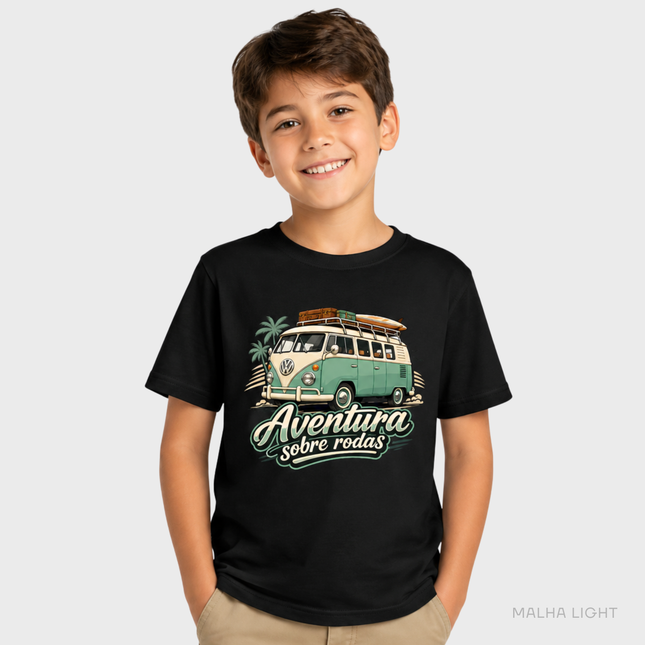 Menino usando camiseta infantil preta com estampa Kombi Aventura sobre Rodas