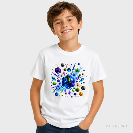 Menino usando camiseta infantil branca Malha Light com estampa Cubo Gamer