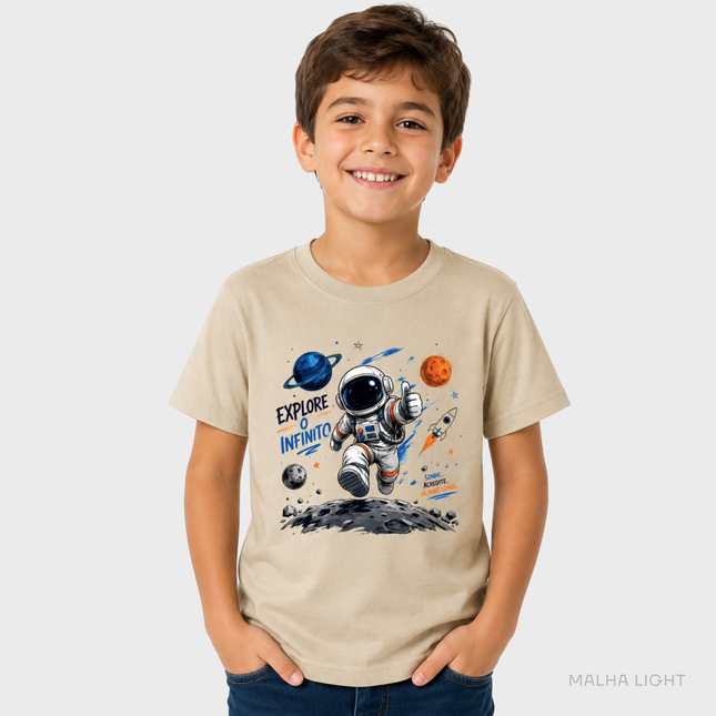Menino usando camiseta infantil areia Malha Light com estampa astronauta Explore o Infinito