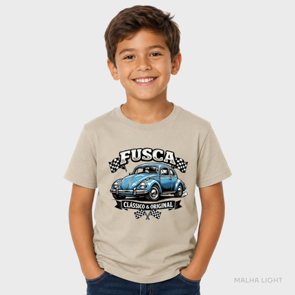 Menino usando camiseta infantil areia Malha Light com estampa Fusca clássico