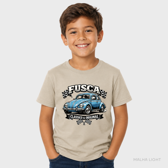Menino usando camiseta infantil areia Malha Light com estampa Fusca clássico