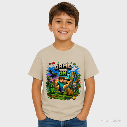 Menino usando camiseta infantil areia Malha Light com estampa Game Mode On