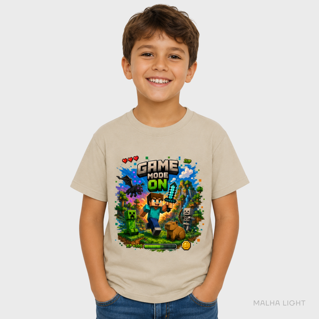 Menino usando camiseta infantil areia Malha Light com estampa Game Mode On