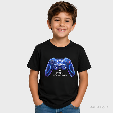 Menino usando camiseta infantil preta Malha Light com estampa Gamer Além dos Limites
