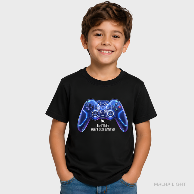 Menino usando camiseta infantil preta Malha Light com estampa Gamer Além dos Limites