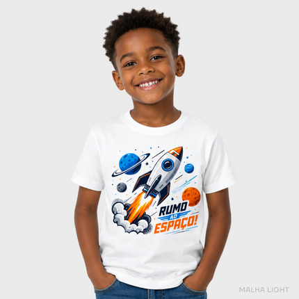 Menino usando camiseta infantil branca Malha Light com estampa foguete Rumo ao Espaço