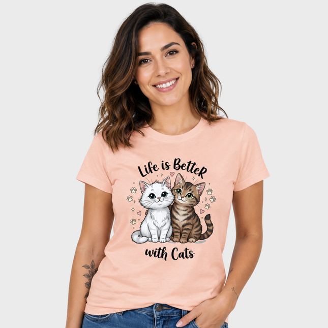 Mulher usando camiseta feminina salmão Life Is Better With Cats com estampa de dois gatos