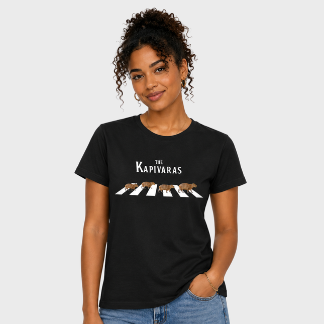 Mulher usando camiseta feminina preta The Kapivaras com estampa de capivaras atravessando faixa de pedestres