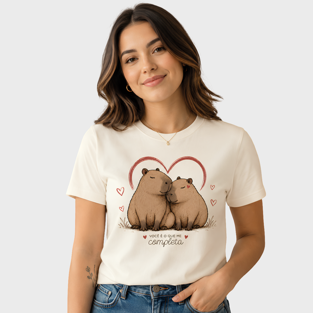 Mulher vestindo camiseta feminina off white com estampa de capivaras apaixonadas para Dia dos Namorados