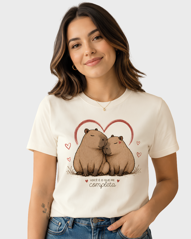 Mulher vestindo camiseta feminina off white com estampa de capivaras apaixonadas para Dia dos Namorados